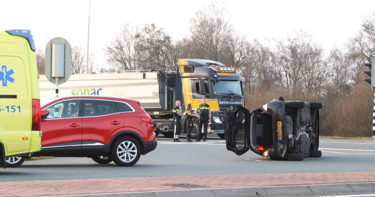 Auto belandt op zijn kant na aanrijding op N35 bij Nijverdal