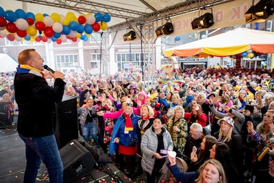 Volkszanger Jannes vreest een leeg plein op dinsdagochtend in Oldenzaal, maar het staat bomvol