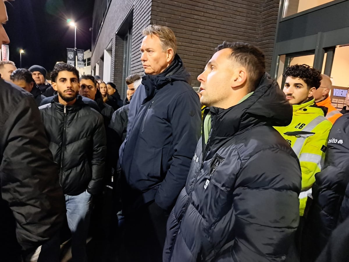 Boze Heraclesfans wachten spelersbus op, emotionele samenkomst is het gevolg | Foto | tubantia.nl