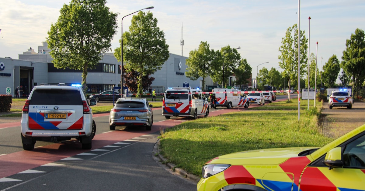 Dode en gewonden bij steekpartij in Heerhugowaard, arrestatieteam omsingelde bedrijfspand