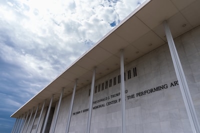 Rechter beveelt verwijdering naam Trump van Kennedy Center