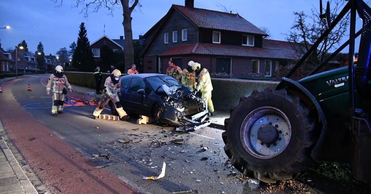 Bestuurder uit auto bevrijd na botsing met tractor in Den Ham