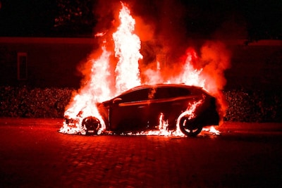 Auto gaat in vlammen op in Westerhaar-Vriezenveensewijk, brandstichting niet uitgesloten