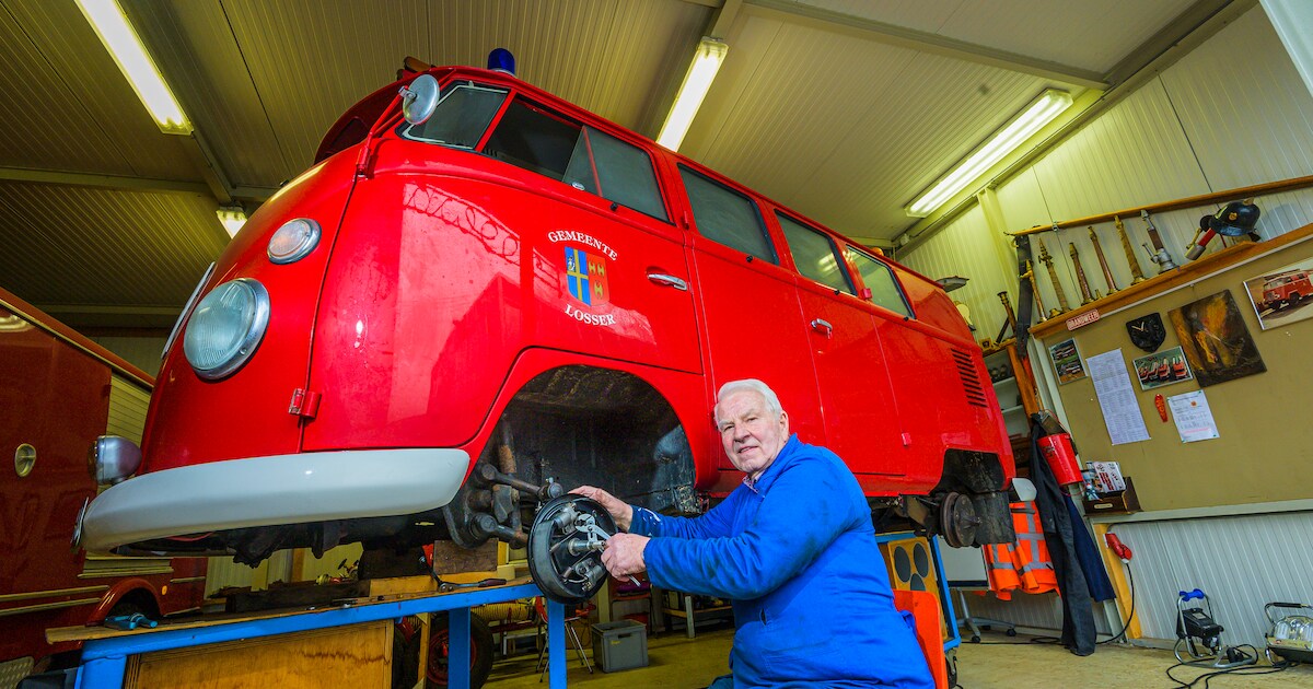 Tonnie (80) uit De Lutte sleutelt al 60 jaar aan deze oude brandweerbus: ‘Ik ken elk moertje’