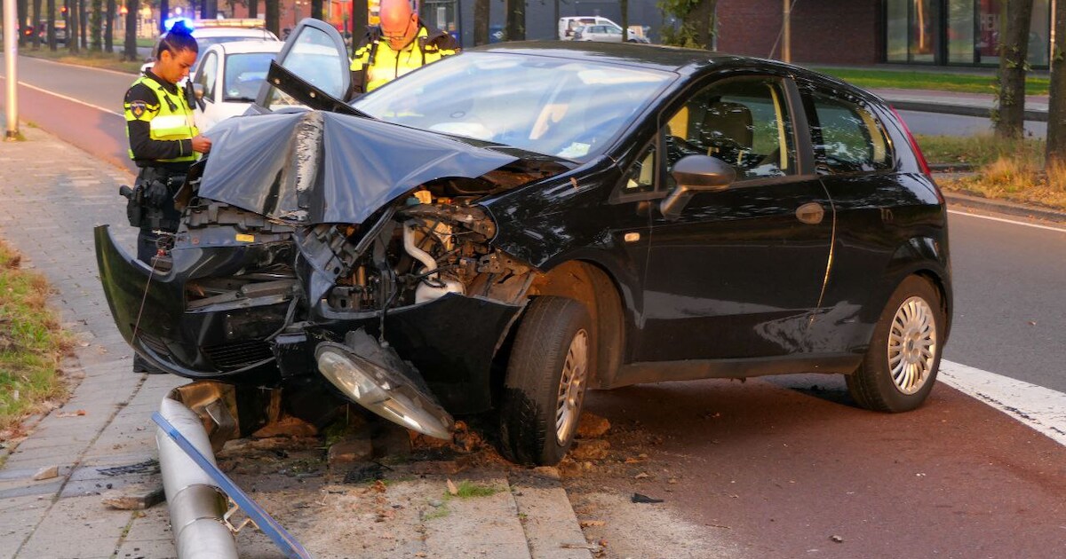 Ravage na verkeersongeval op Broekheurne-Ring in Enschede.