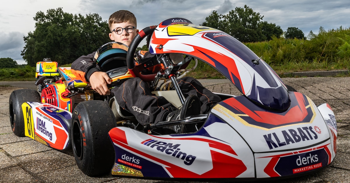 Marien (9) uit Raalte zit vandaag met een bedankvlag op F1-tribune in Zandvoort