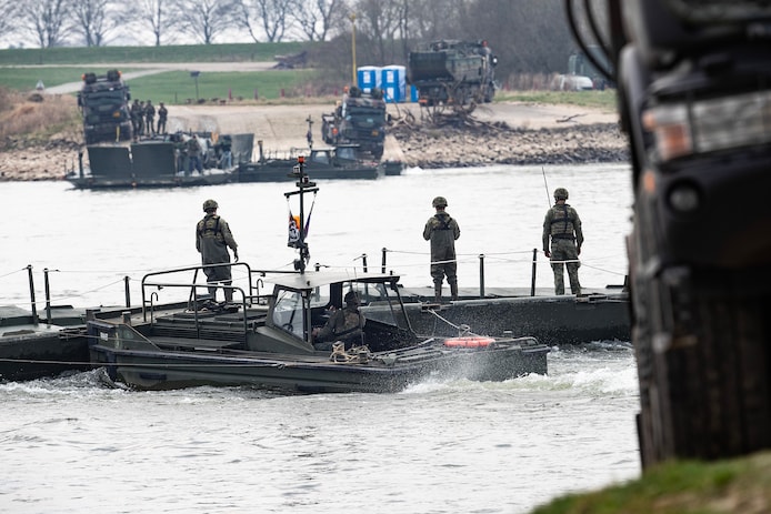 Het Nederlandse leger steekt de Rijn over vlak bij Emmerik en Kleef ‘Dit is de perfecte plek