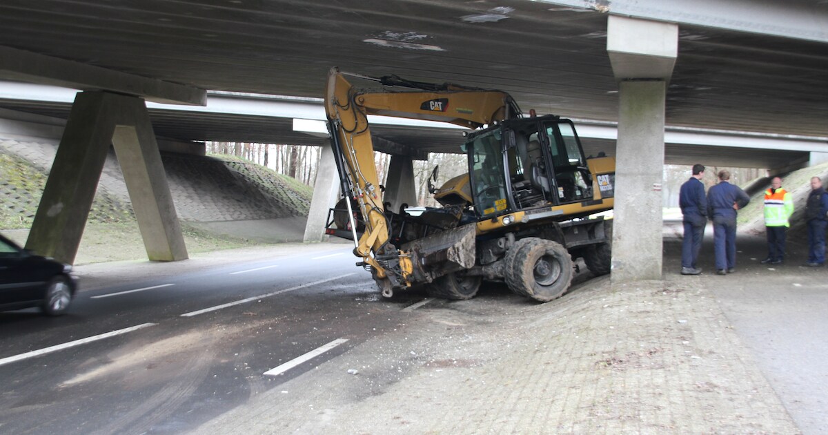 Graafmachine knalt tegen viaduct in Bornerbroek