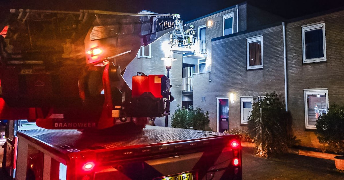 Woningbrand Golsstraat Hengelo, brandweer haalt mensen uit omliggende woningen