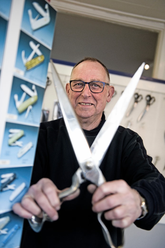 Hans van der Meer in zijn winkel.