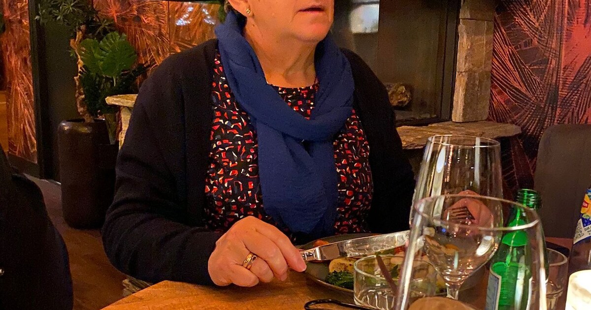 Hanny (70) schrijft voor haar dood kaartjes voor kleinkinderen: ‘Ze ontvangen nu nog post van haar’