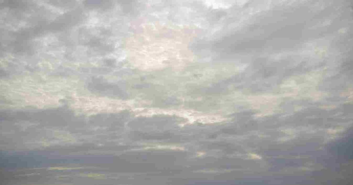 Zwaar bewolkt met weinig ruimte voor opklaringen in Dinkelland in de nacht