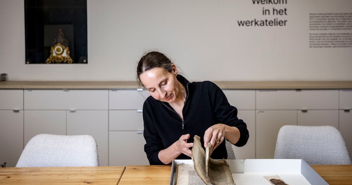 Zeldzaam boek uit de middeleeuwen lag stilletjes in een Losserse kluis: ‘Je voelt de geschiedenis’