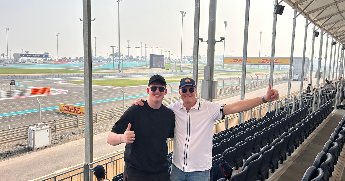 Vader en zoon uit Hengelo juichen in Abu Dhabi voor 'Max': 'Cadeau van mijn moeder'