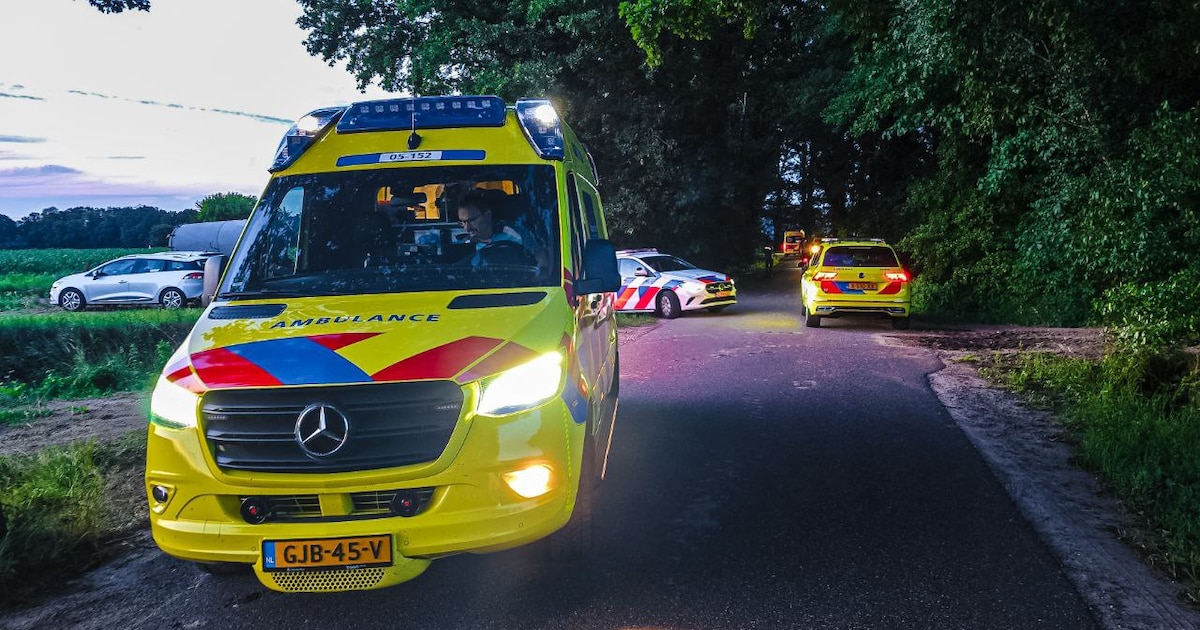 Wielrenners gewond na botsing in Ambt Delden, traumahelikopter opgeroepen.