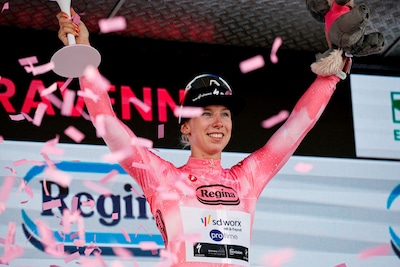 Van dubbelslag naar drama: Lorena Wiebes in roze trui uit Giro gezet