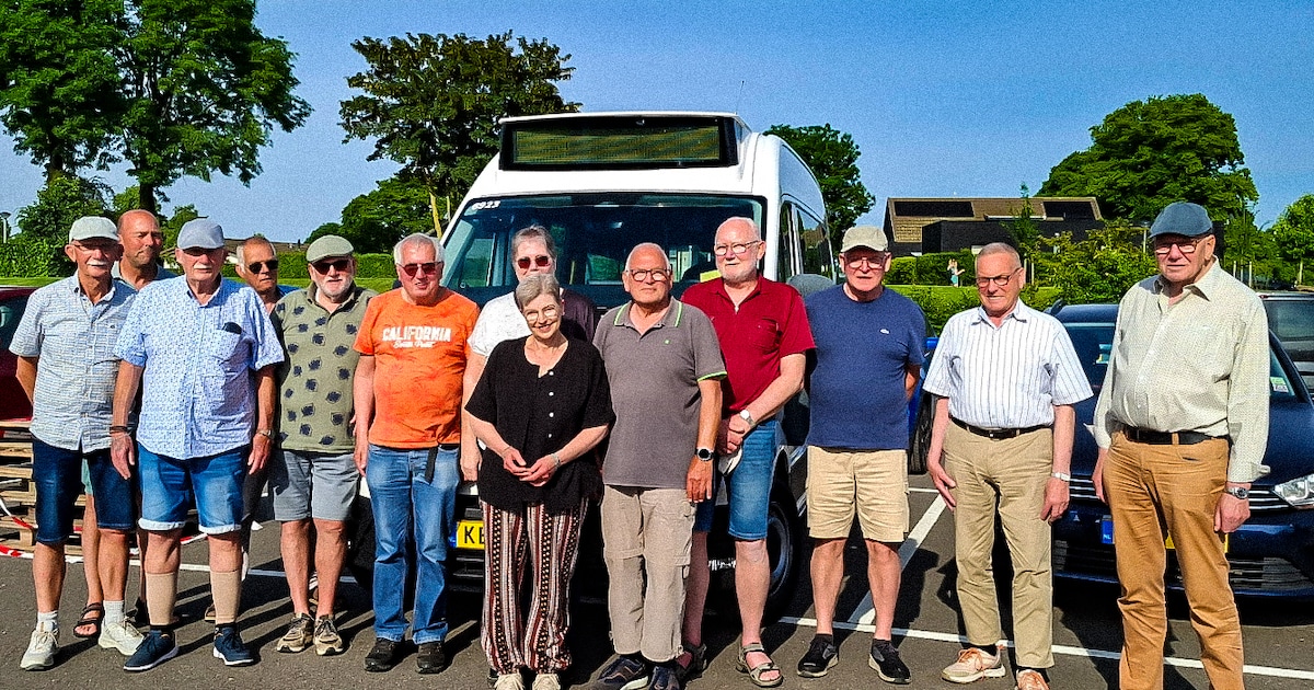 Chauffeurs van Buurtbusvereniging Halle-Sinderen doen mee aan Buurtbusdag
