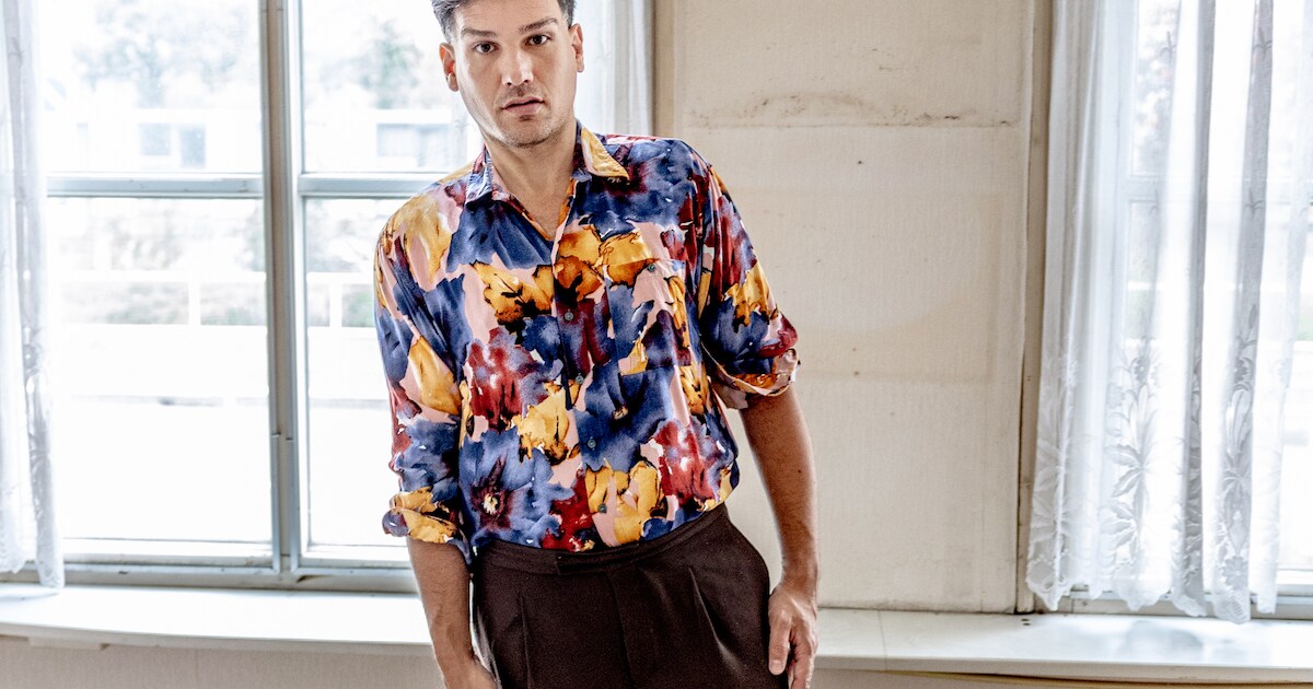 Jeugdjournaal-presentator Lucas heeft PTSS: ‘Als ik mijn vrouw zag slapen, zag ik het ongeluk’.