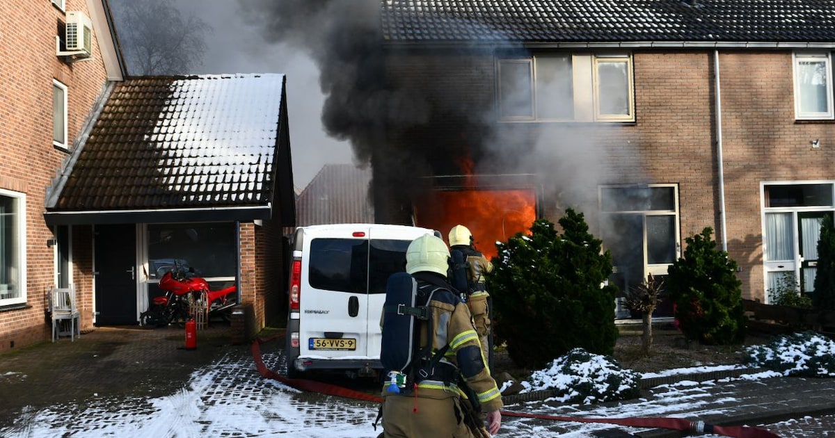 Brand in woning Daarlerveen: bewoner naar ziekenhuis