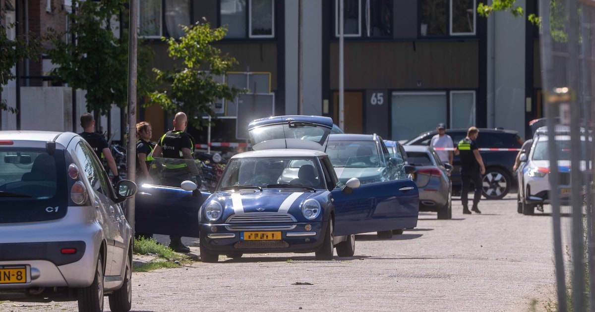 Agenten met kogelwerende vesten zetten straat af in Deventer na melding van bedreiging met vuurwapen