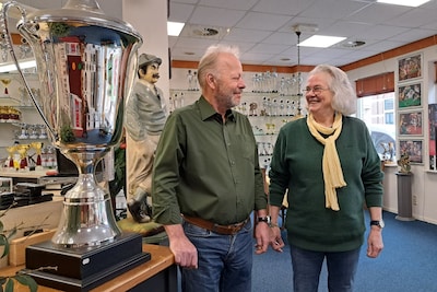 Ben en Hilde stoppen met hun winkel in sportprijzen: 'Met de caravan op pad'