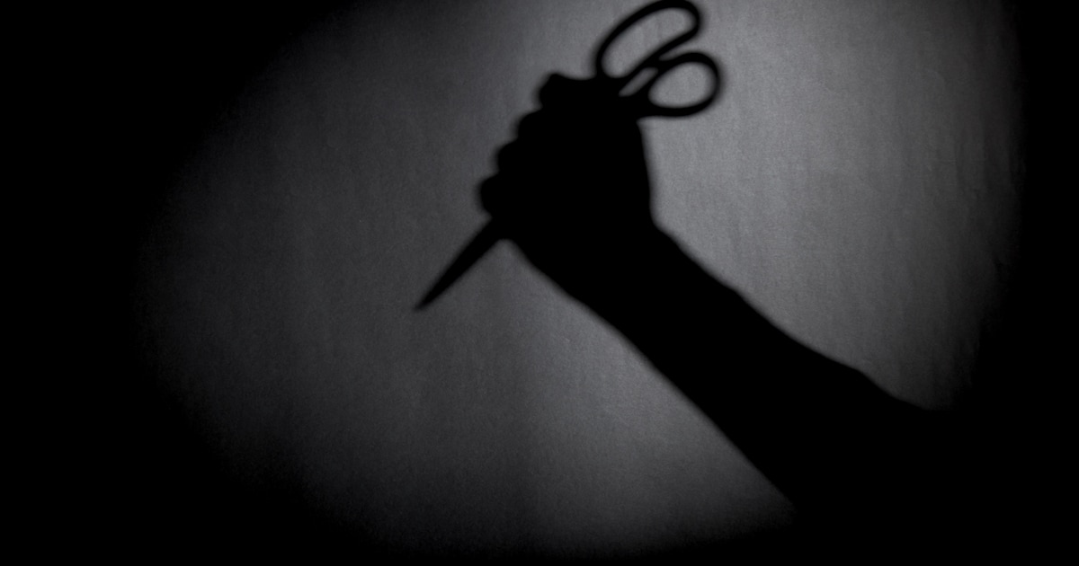 Angstige momenten voor medewerkers van instelling, bewoner gaat met schaar in hand achter hen aan