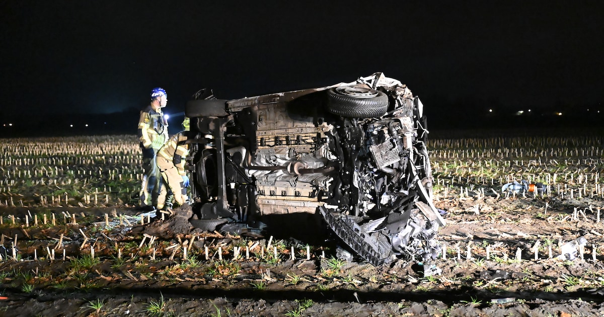 Bestelbus slaat over de kop in Vroomshoop, bestuurder eventjes ‘spoorloos’ | 112 nieuws Twenterand