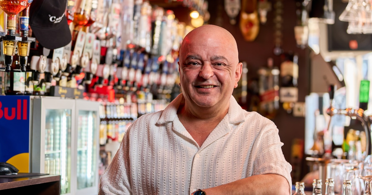 Hengelose cafébaas Ferizan mag in Nederland blijven: Cafeetje is weer open