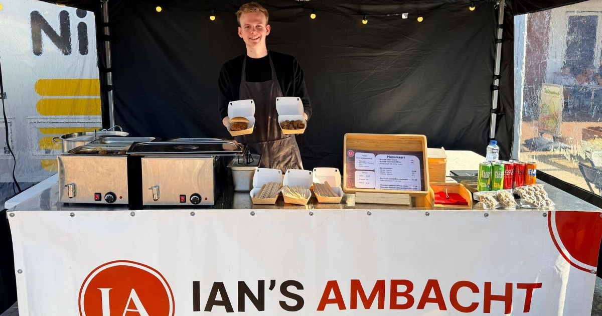 Geen gehaktbal, maar een eigen snack: Ian (23) scoort op de markt met ...
