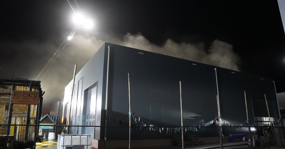 Uitslaande brand bij metaalbewerkingsbedrijf in Raalte: 'Sluit ramen en deuren'