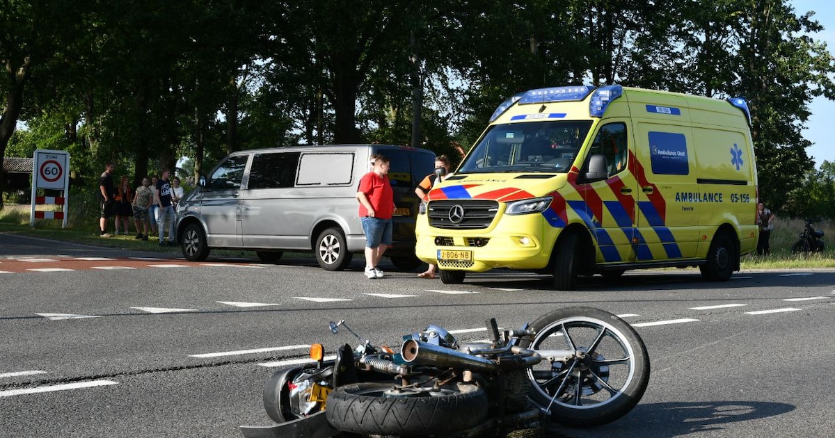 Motorrijder gewond na botsing met bestelbus in Den Ham.