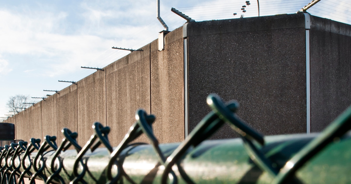 Jongeman bij Hengelose ijsbaan onderuit geschopt, geen oliebollen en champagne maar cel voor dader
