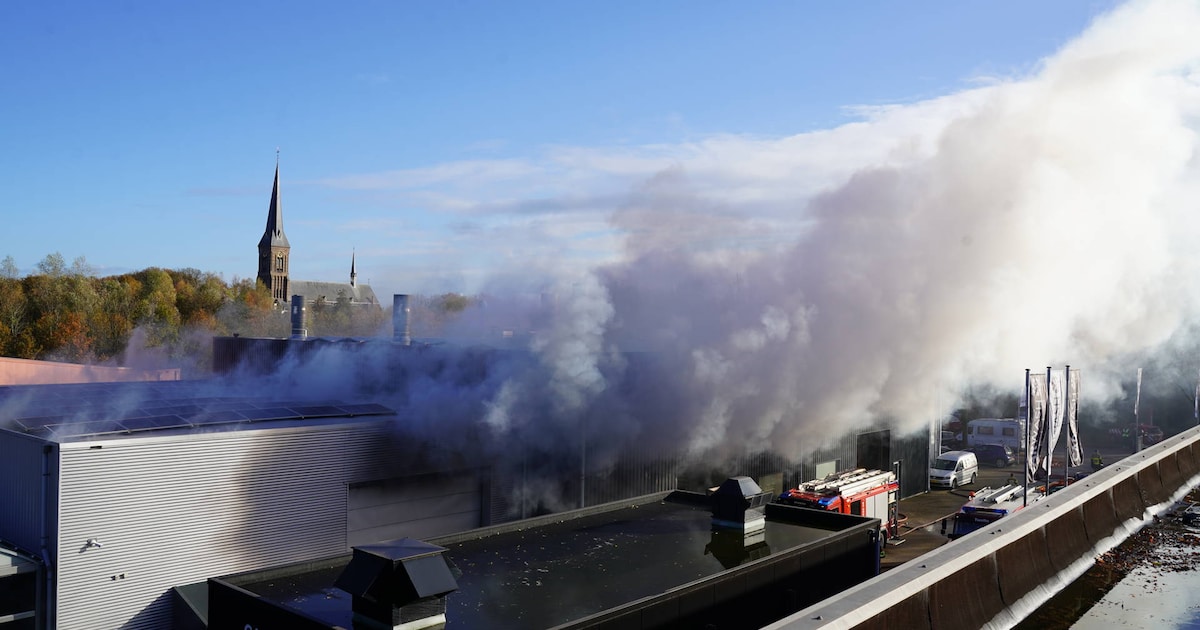 Veel rook uit brandende loods van autoschadebedrijf in Twello, brandweer rukt groot uit