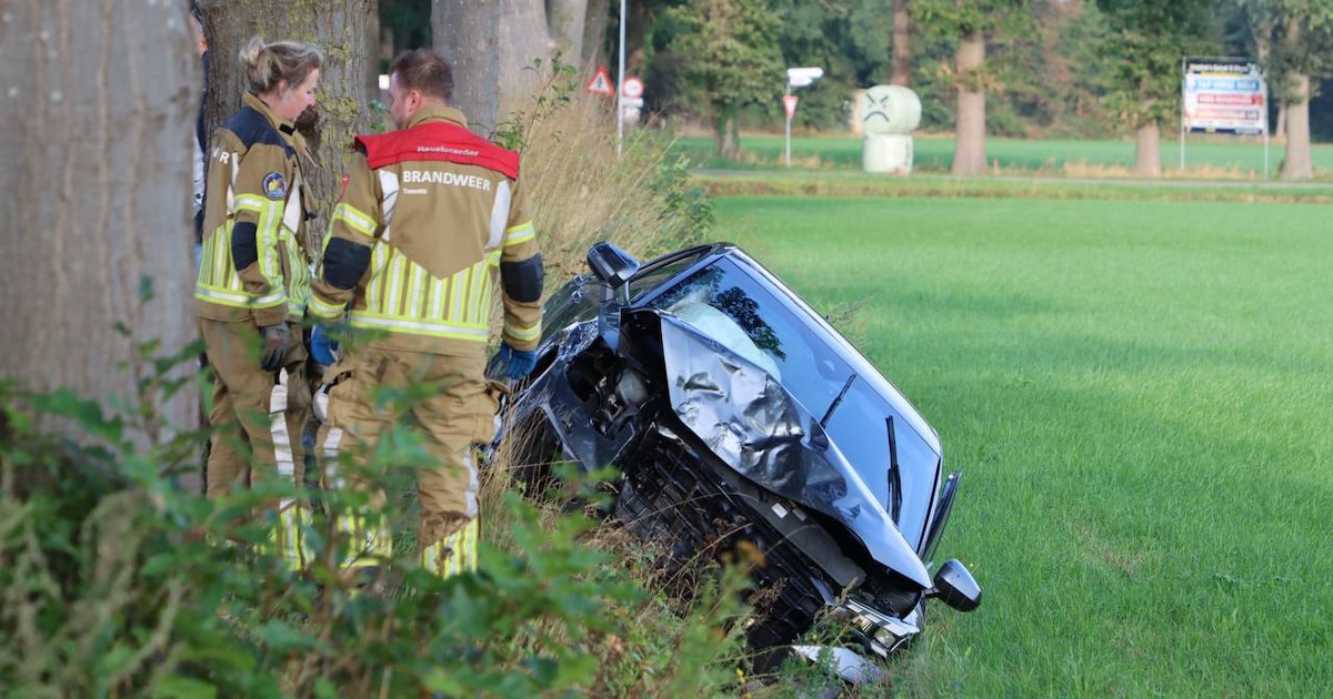 Auto raakt twee bomen en belandt in sloot in Deurningen
