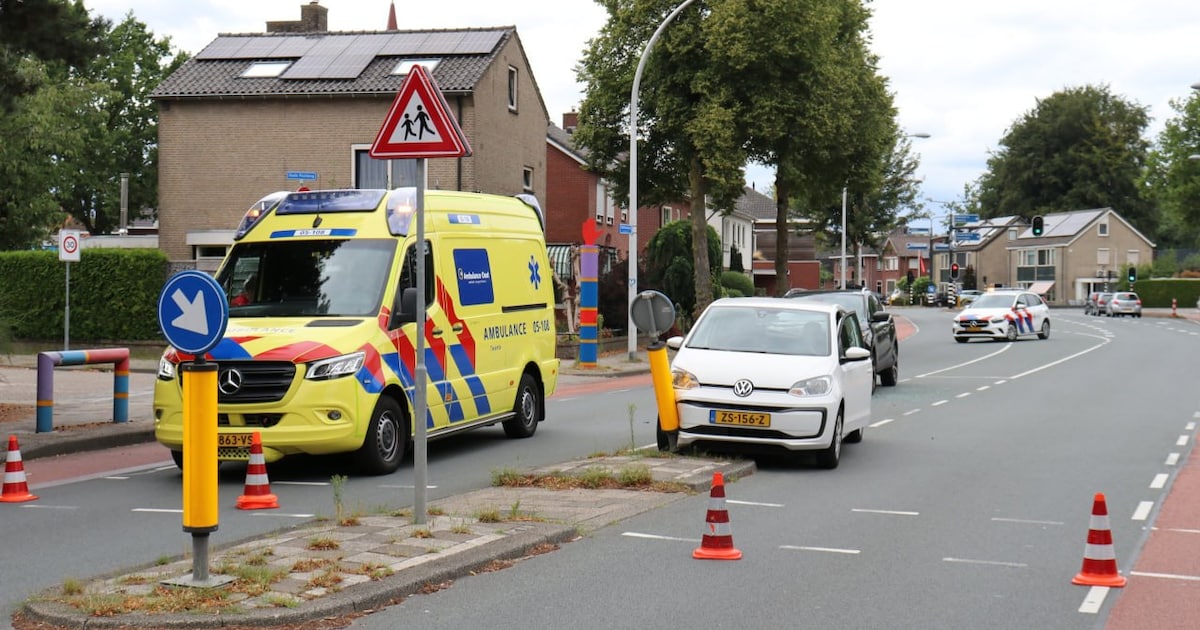Gewonde bij aanrijding op Beethovenlaan in Hengelo, weg in beide richtingen afgesloten