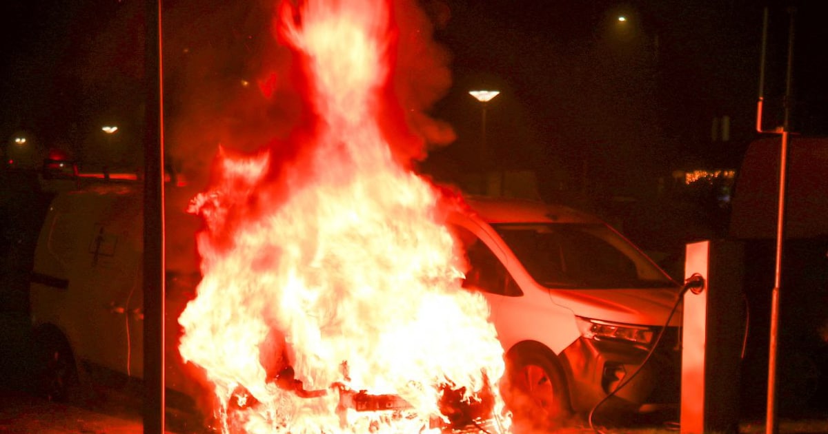Elektrische auto brandt volledig uit bij laadpaal in Enschede