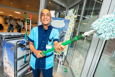 Zingende schoonmaker Maurits zorgt jarenlang voor een lach én een traan in ziekenhuis: ‘U bent mijn held’