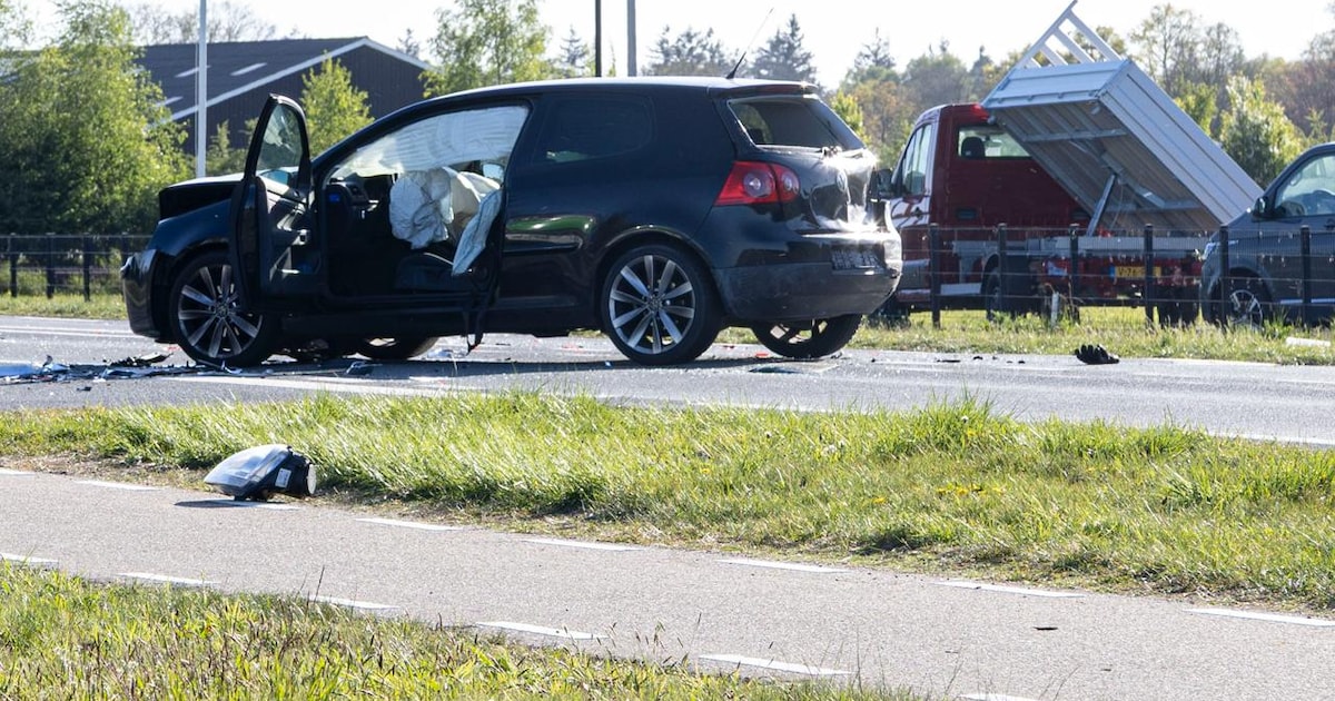 Flinke ravage na aanrijding tussen meerdere voertuigen