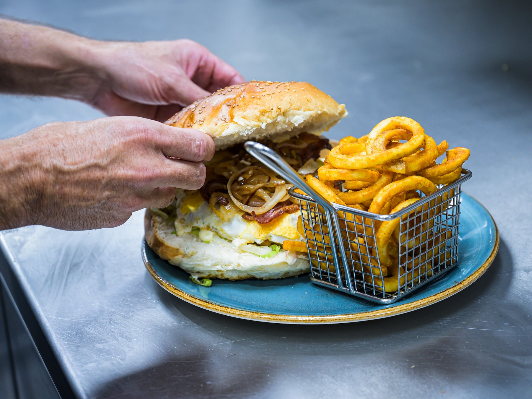 De megaschnitzel is bij Frans op den Bult verdrongen door de Bultburger: ook groot, maar er wordt niks weggegooid