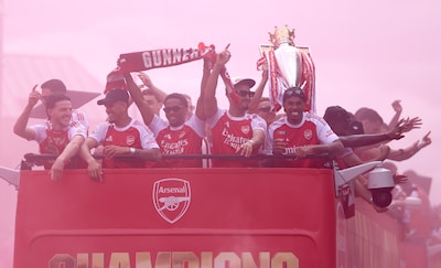 Jurriën Timber viert samen met teamgenoten en 1,5 miljoen Arsenal-fans groot feest in Londen