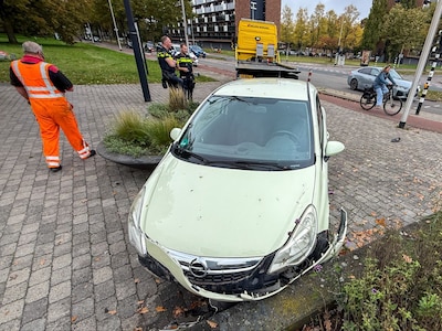 Auto raakt van de weg en ramt bloembakken in Enschede: komt voor vijver tot stilstand