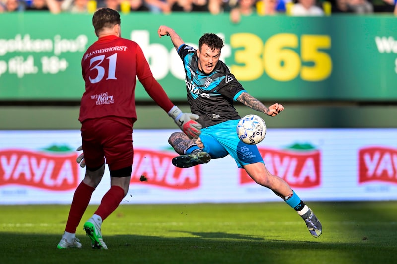 Eerste stappen van Jeff Reine Adélaïde op trainingsveld met de selectie