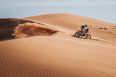 Sneeuw? Twentse motorcoureur moet bikkelen in het zand tijdens de Dakar Rally