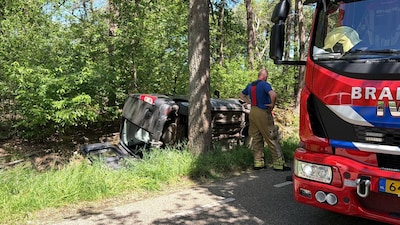 Busje belandt op de zijkant langs Notterweg in Wierden