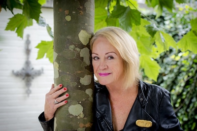 Viola Holt in besloten kring gecremeerd op ‘plek waar zij haar televisiecarrière is begonnen’