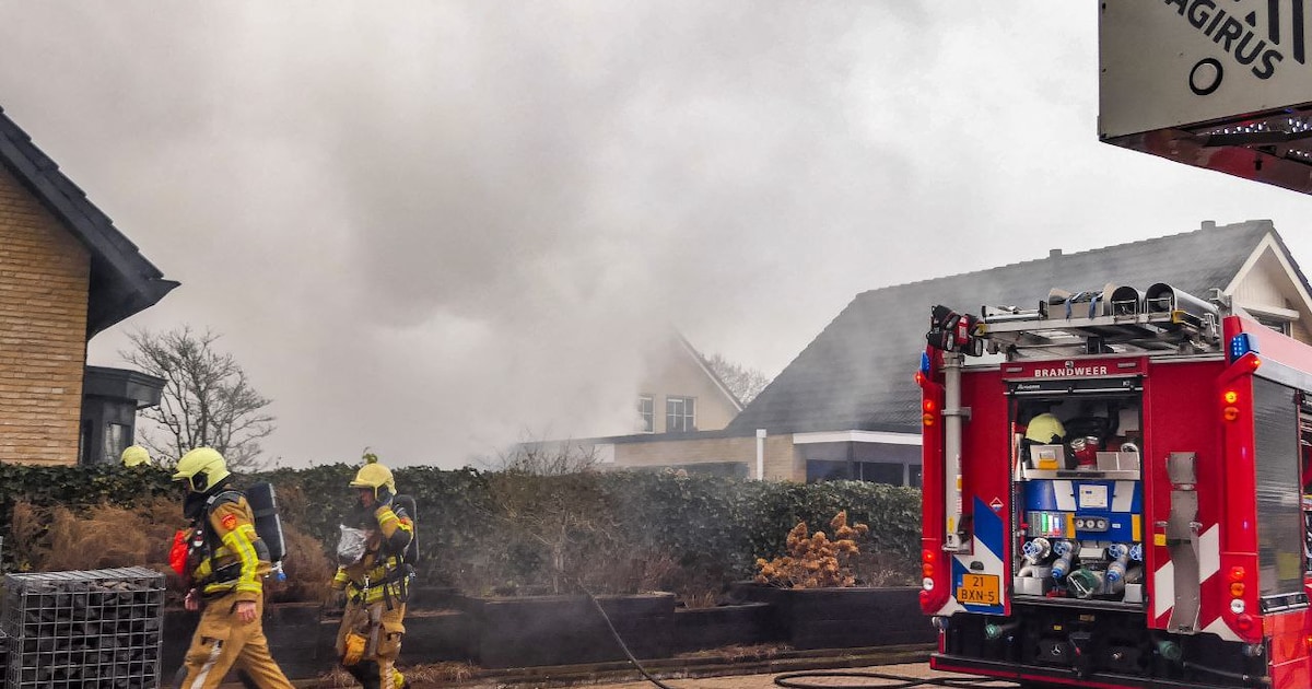 Brand achter woning in Enschede, buurt staat onder rook