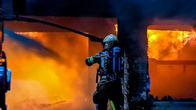 Grote uitslaande brand legt industriegebouw in Boekelo plat