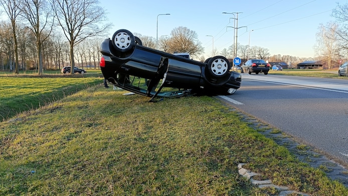 De auto is op z'n kop beland.