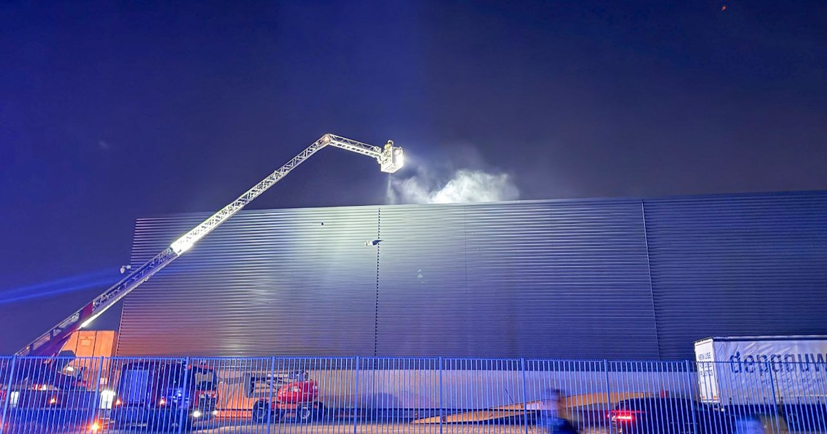 Brand bij De Paauw Recycling in Hengelo: ‘Sluit ramen en deuren’