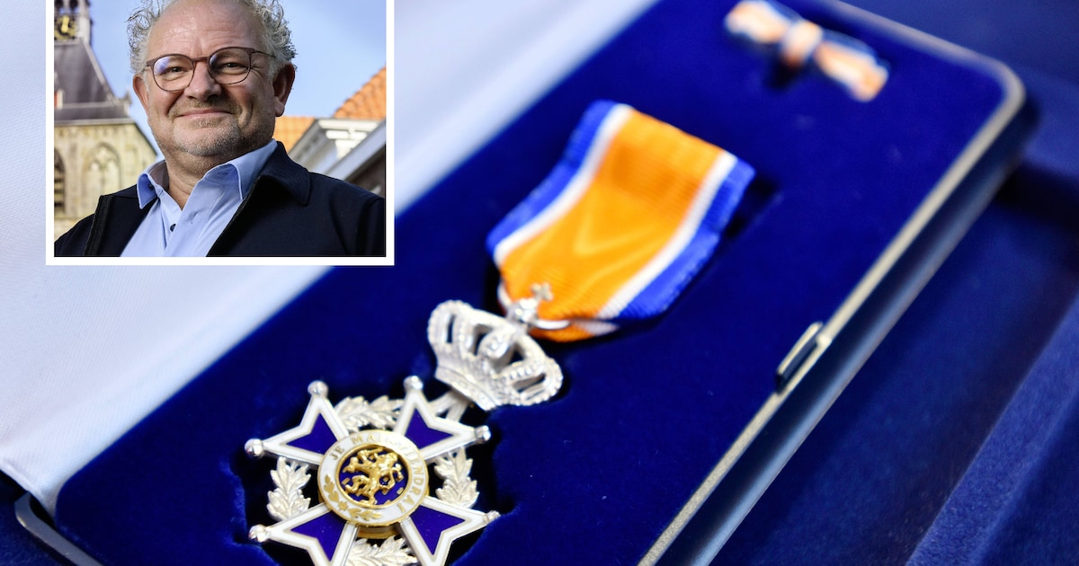 Een koninklijk lintje bij je loonstrook: hoe hebben we dat normaal gevonden?